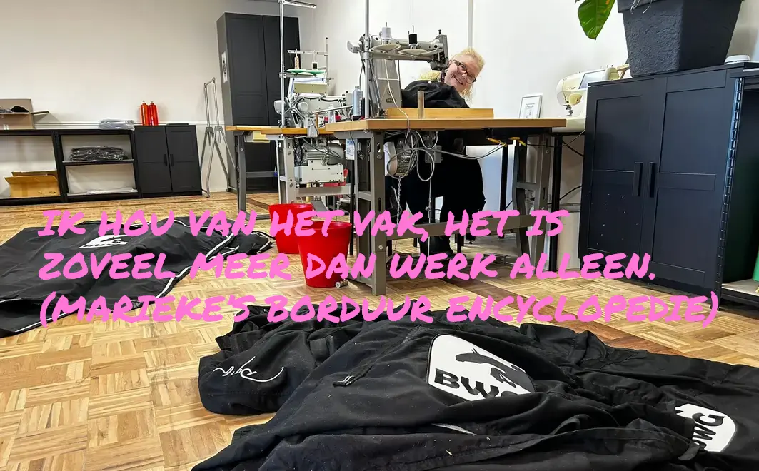 Marieke Lubach, gepassioneerd borduurexpert, werkt achter een borduurmachine.
